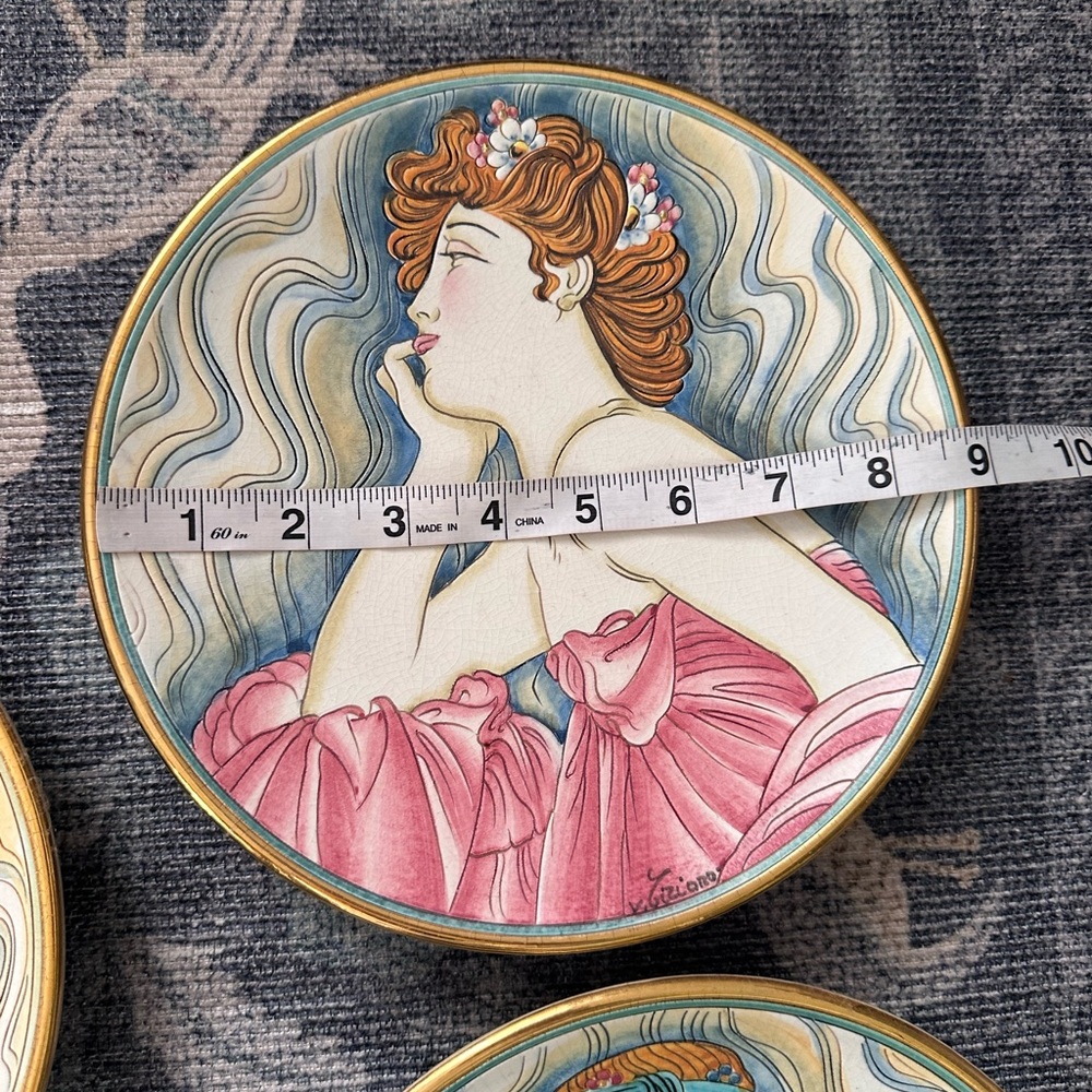 Set of Four V. Tiziano "La Belle Femme" series collector plates by Veneto Flair - Picture 8 of 13